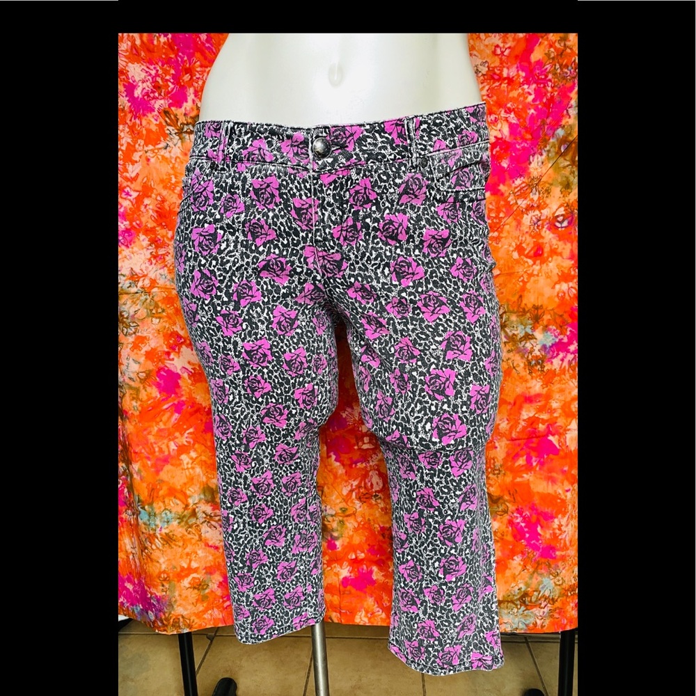 TORRID FLORAL/ANIMAL PRINT CAPRIS❤️